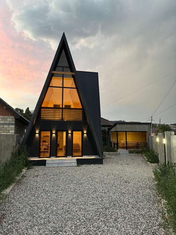 Qusar C94X+984, Qusar, Азербайджан Azərbaycanda günlük kirayə A-Frame 140 AZN-a 4 otaqlı