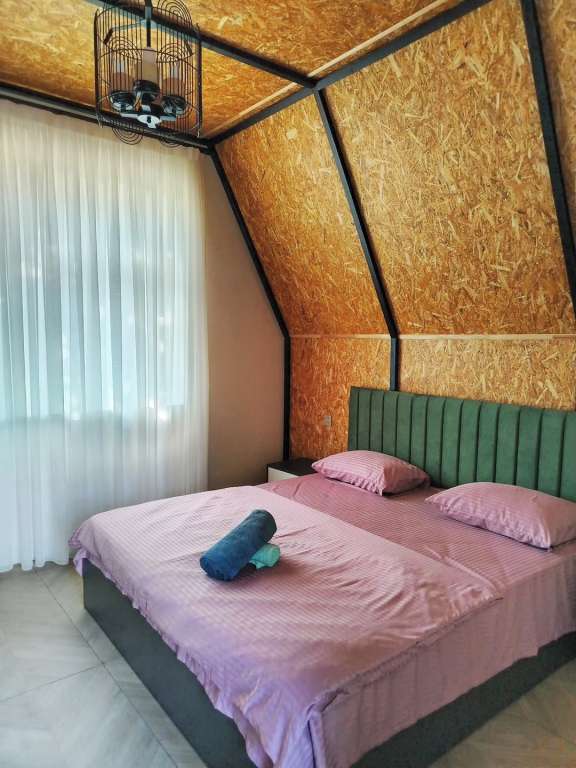 Qəbələ XW47+5G Nohurqışlaq, Azərbaycan günlük kirayə A-Frame 240 AZN-a 3 otaqlı