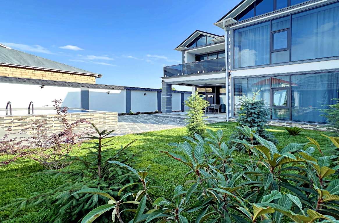 Qəbələ 9 Cəfər Cabbarlı, Qəbələ, Azərbaycan günlük kirayə Həyət evi / Villa 250 AZN-a 7 otaqlı