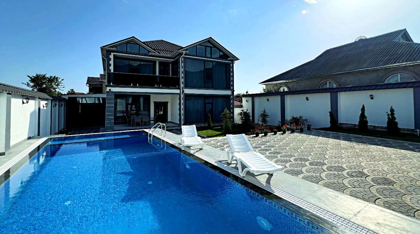 Qəbələ 9 Cəfər Cabbarlı, Qəbələ, Azərbaycan günlük kirayə Həyət evi / Villa 250 AZN-a 7 otaqlı