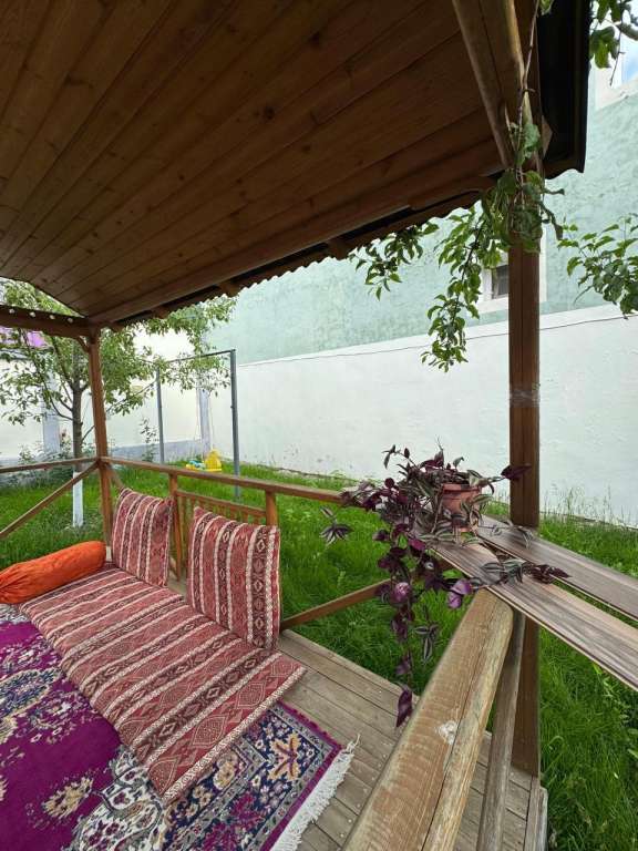 Qəbələ Q.Qarayev küçəsi günlük kirayə Həyət evi / Villa 120 AZN-a 3 otaqlı