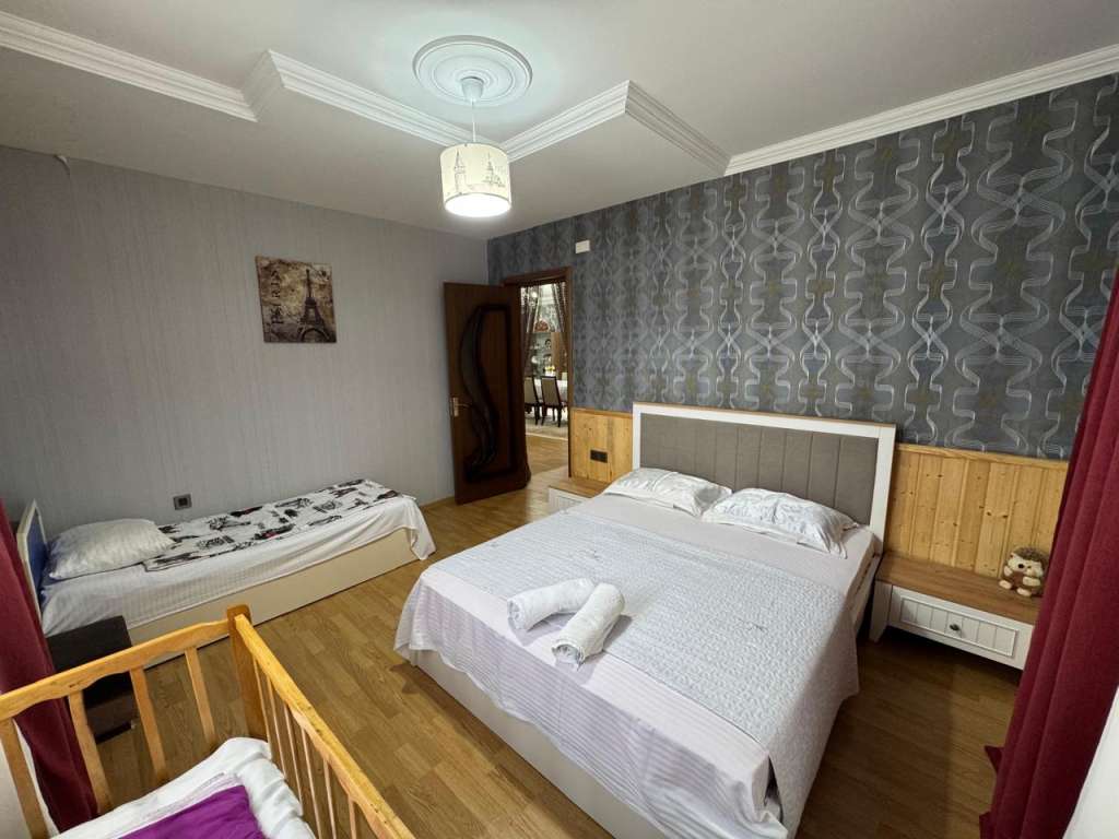 Qəbələ Q.Qarayev küçəsi günlük kirayə Həyət evi / Villa 120 AZN-a 3 otaqlı