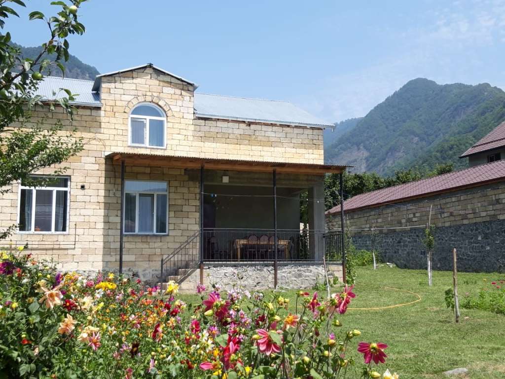Qax Qax, Азербайджан Azərbaycanda günlük kirayə Həyət evi / Villa 100 AZN-a 4 otaqlı