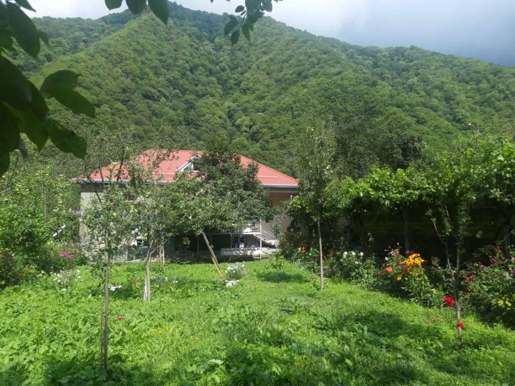 Qax Qax, Азербайджан Azərbaycanda günlük kirayə Həyət evi / Villa 110 AZN-a 4 otaqlı