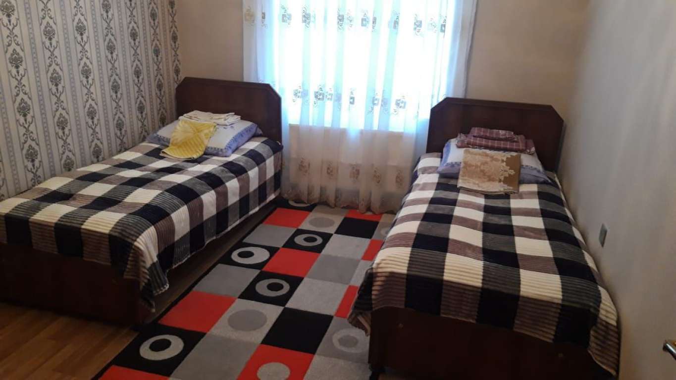 Qəbələ Qəbələnd 1km məsafədə günlük kirayə Həyət evi / Villa 100 AZN-a 4 otaqlı