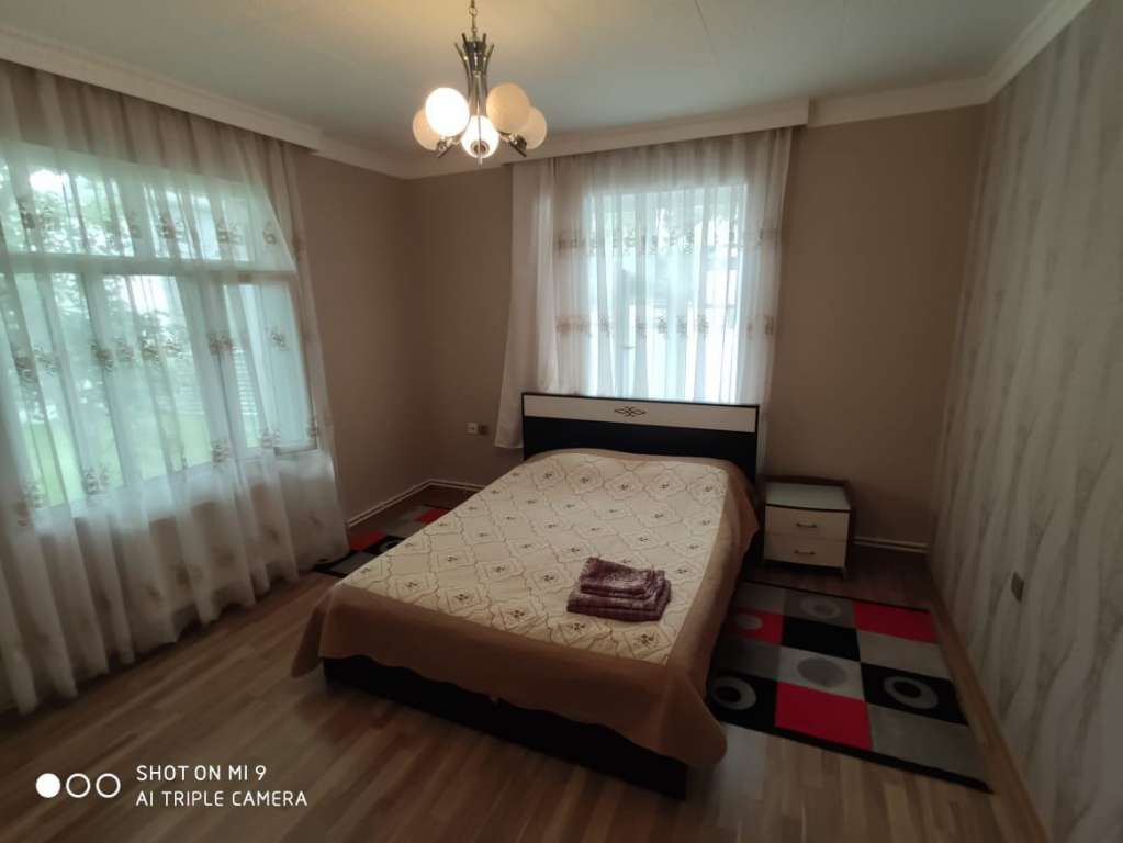 Qəbələ Qəbələnd 1km məsafədə günlük kirayə Həyət evi / Villa 100 AZN-a 4 otaqlı