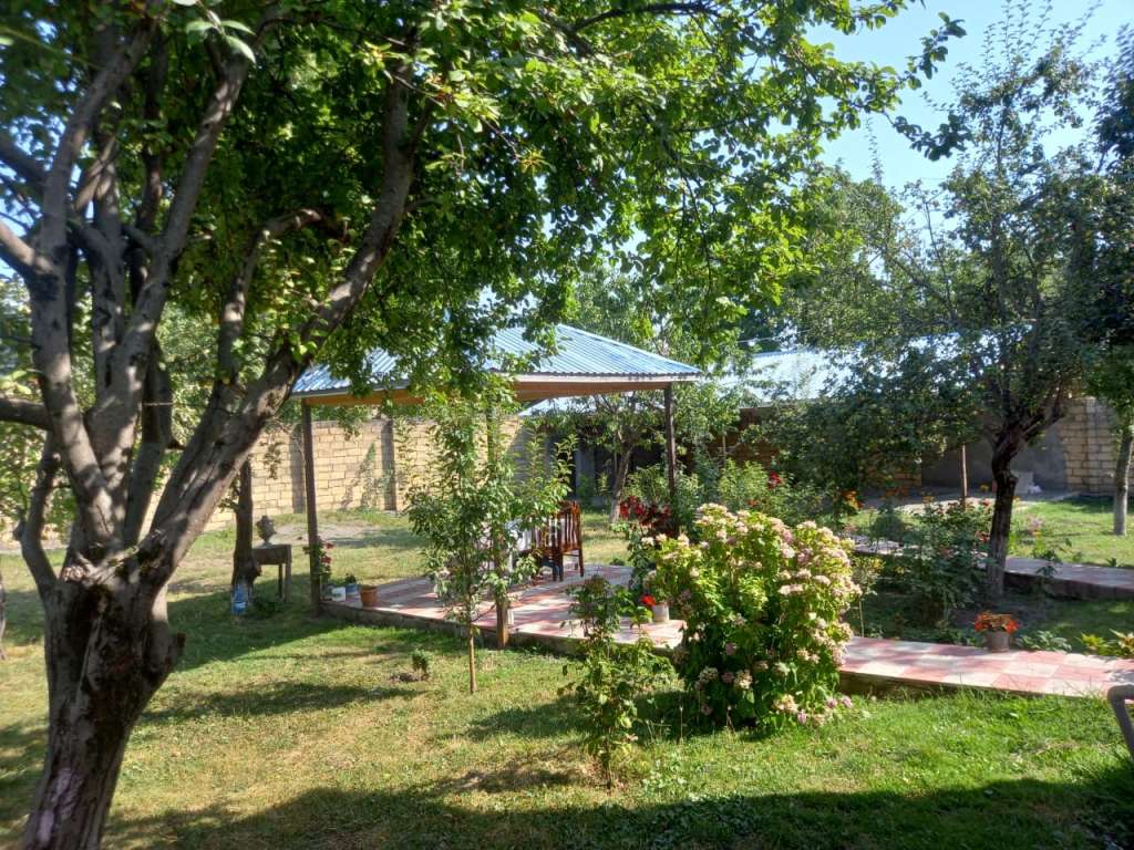 Qəbələ Qəbələnd 1km məsafədə günlük kirayə Həyət evi / Villa 90 AZN-a 4 otaqlı