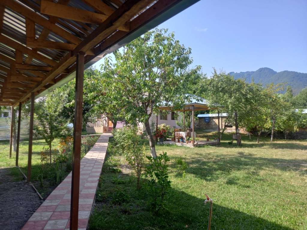 Qəbələ Qəbələnd 1km məsafədə günlük kirayə Həyət evi / Villa 90 AZN-a 4 otaqlı